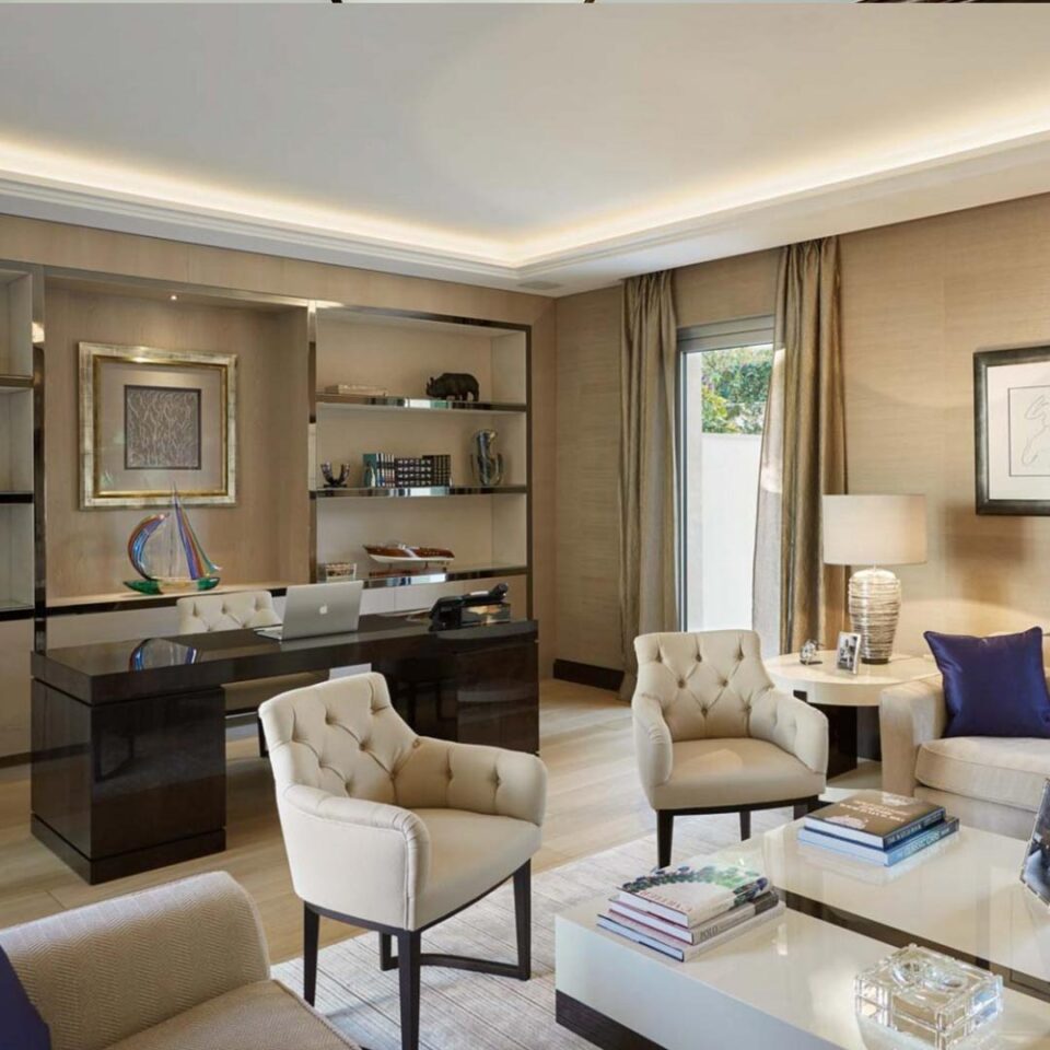 A smart and sleek desk finished in an exquisite sycamore brown with rectilinear handles in brushed brass. This sturdy design has a frieze measuring 100mm, with four shallow drawers constructed in the traditional way and two pedestals beneath. Interior design by Carte Blanche Interiors.