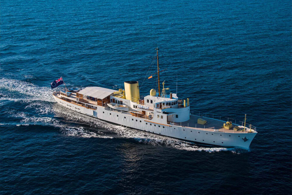 Superyacht - liquid metal furniture